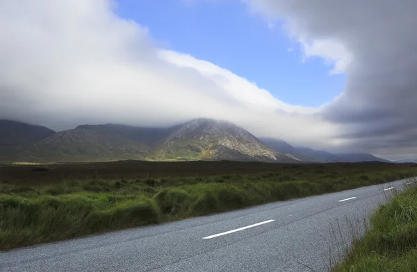 Vägen i nationalparken Connemara. — Stockfoto