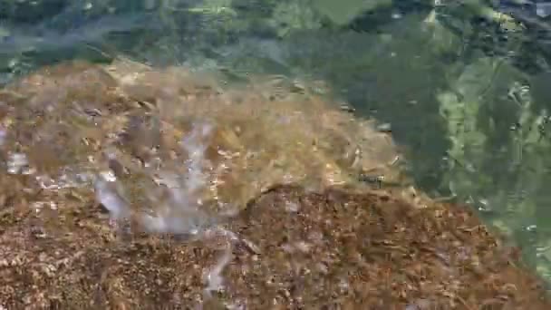 Чистая вода Эгейского моря смывает камни на берег. Полуостров Ситония. Северная Греция . — стоковое видео