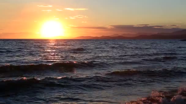 Hermosa puesta de sol sobre el mar Egeo. Península de Sithonia. Norte de Grecia . — Vídeos de Stock