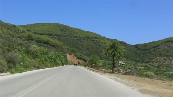 旅行遮阳伞和半岛的道路。希腊北部. — 图库视频影像