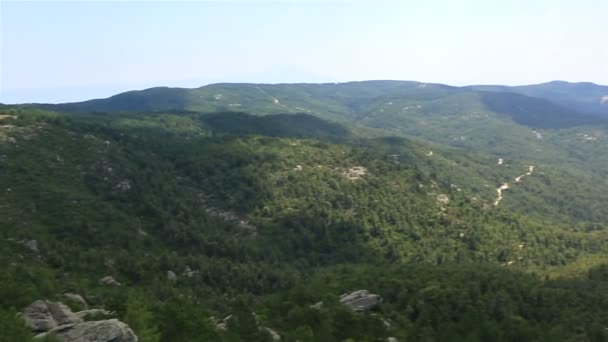 Panorama de hermosas montañas y costa del Egeo. Península de Sithonia. Norte de Grecia . — Vídeos de Stock