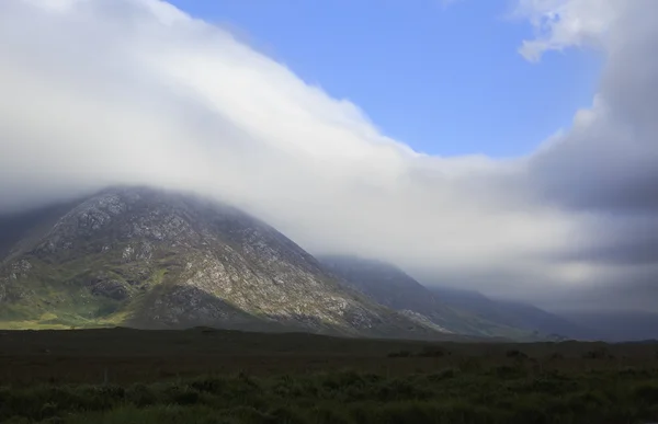 Nuvens bonitas no parque nacional Connemara . — Fotografia de Stock