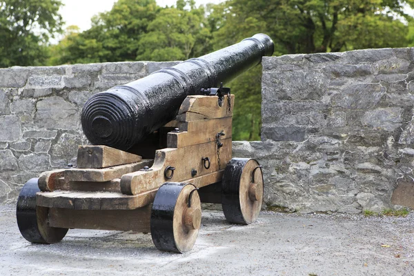 Gun in the wall of Ross Castle. — Stock Photo, Image