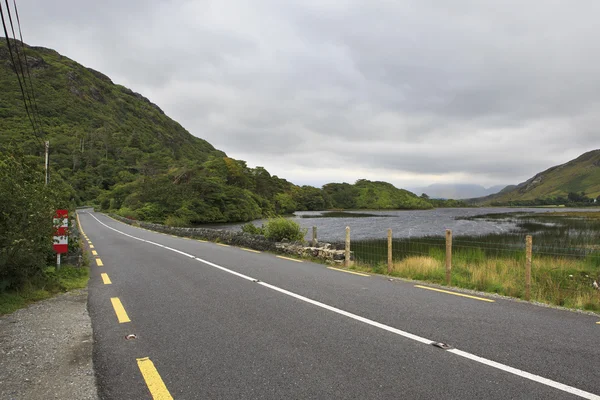Strada nel parco nazionale del Connemara . — Foto Stock