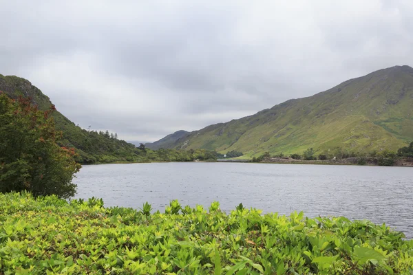 Lago perto da Abadia de Kylemore . — Fotografia de Stock