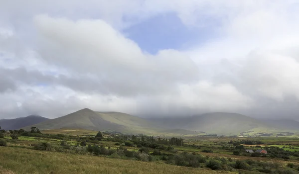 Vackert landskap med moln på kullarna. — Stockfoto