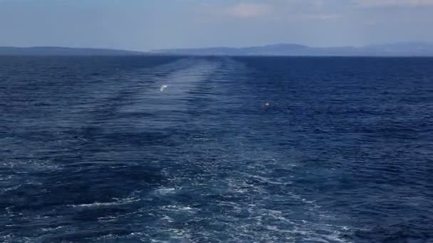 Måsarna över spår från fartyget i Egeiska havet. — Stockvideo