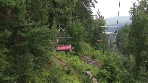 Ski chairlift på Mount Tserkovka i Belokurikha. Altaj kraj. — Stockvideo