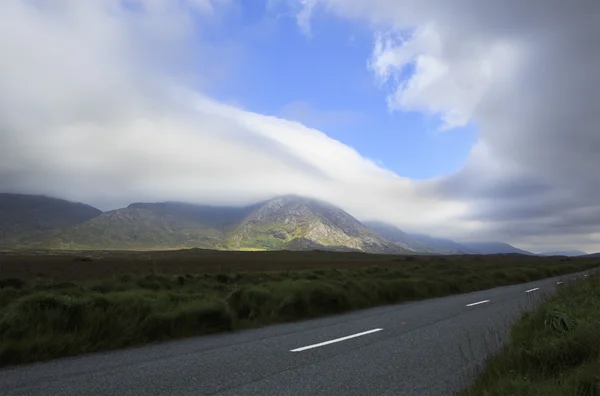 Weg in het nationaal park Connemara. — Stockfoto