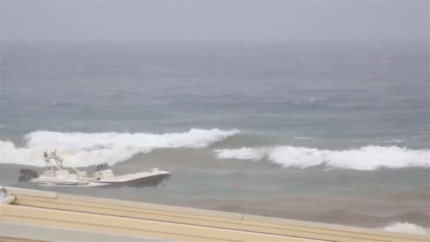 Barco sobre uma trela no mar Egeu tempestuoso . — Vídeo de Stock