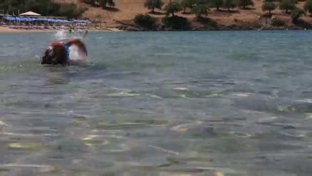 Little girl swimming in the Aegean Sea. — Stock Video