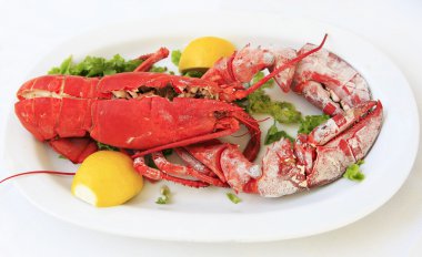 Beyaz bir tabakta ıstakoz pişirdim.