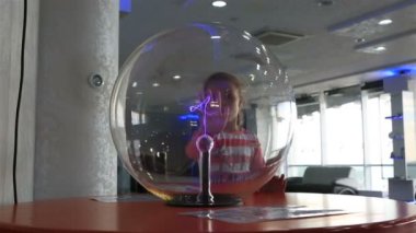 Yıldırım vakum alanı içinde model. Novosibirsk planetaryum.