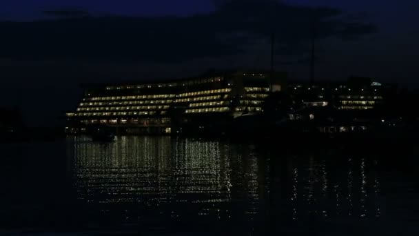 Night view of the hotel Porto Carras Meliton — Stock Video