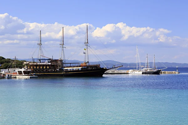 Ships in the harbor of Ormos Panagias — Stock Photo, Image