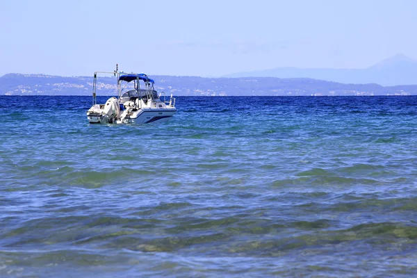 Motorový člun v Egejském moři — Stock fotografie