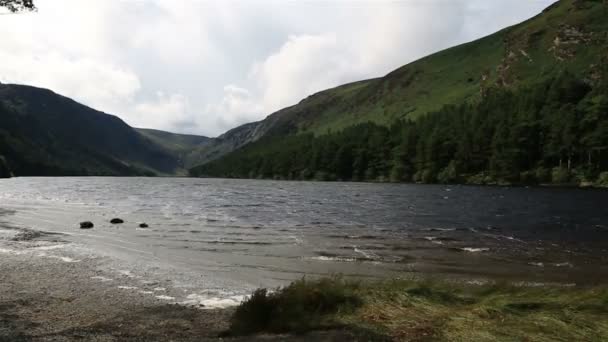 Górne jeziora po deszczu w Glendalough — Wideo stockowe