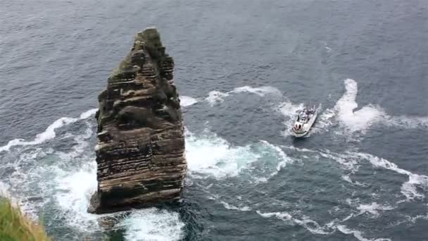 Klippen der moher Kreuzfahrt. — Stockvideo