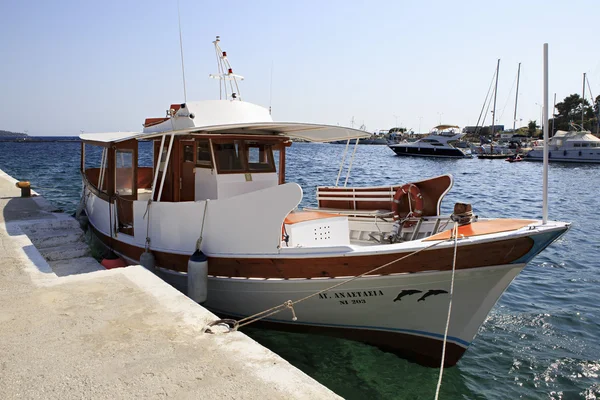Fritidsbåt i Egeiska havet. — Stockfoto