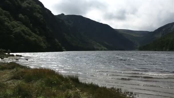 Horní jezera po dešti v Glendalough — Stock video