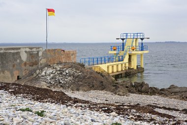 Yüzme soğuk Atlantik Okyanusu için iskele.