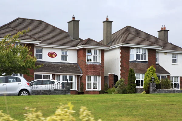 Modern accommodation on the outskirts of town Galway — Stock Photo, Image