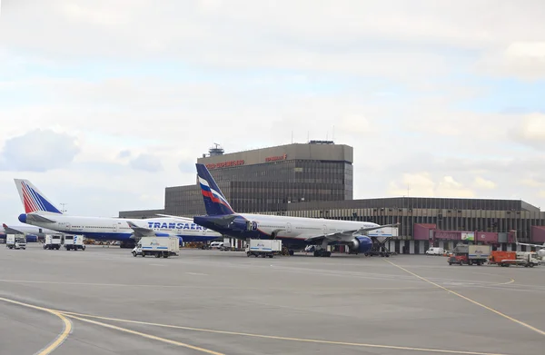 Sheremetyevo Havaalanı'nda uçak. — Stok fotoğraf