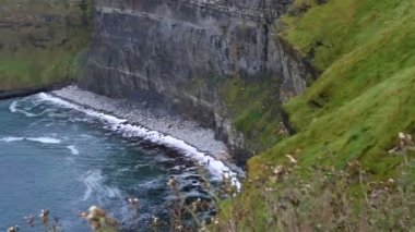 Anne ve Atlantik Okyanusu 'nun Kayalıkları.