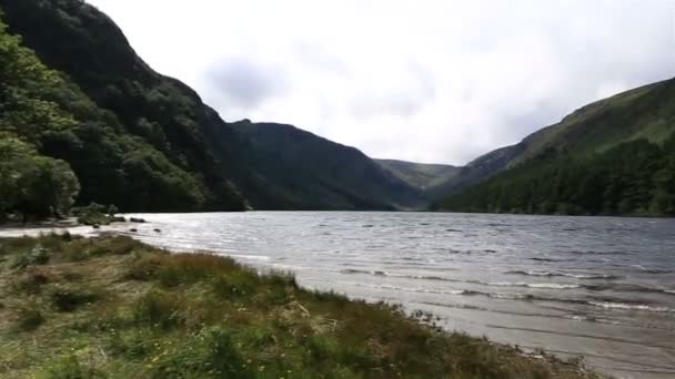 Ανώτερη λίμνη μετά τη βροχή στο Glendalough — Αρχείο Βίντεο