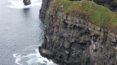 Anne ve Atlantik Okyanusu 'nun Kayalıkları.