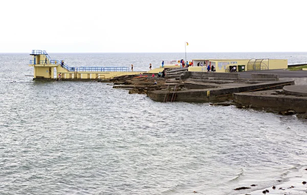 Molo per nuotare nel freddo Oceano Atlantico . — Foto Stock