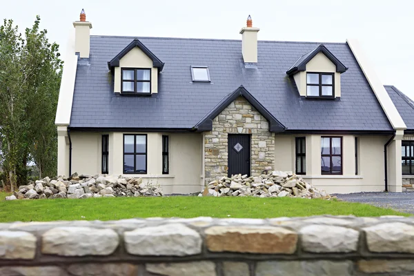 Modern accommodation on the outskirts of town Galway — Stock Photo, Image