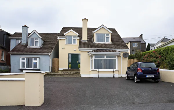 Modern accommodation on the outskirts of town Galway — Stock Photo, Image