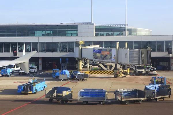 Aeropuerto Internacional en Amsterdam . —  Fotos de Stock