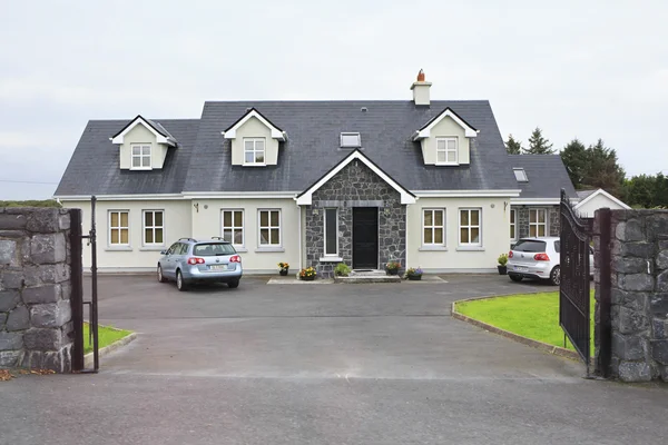 Modern accommodation on the outskirts of town Galway — Stock Photo, Image