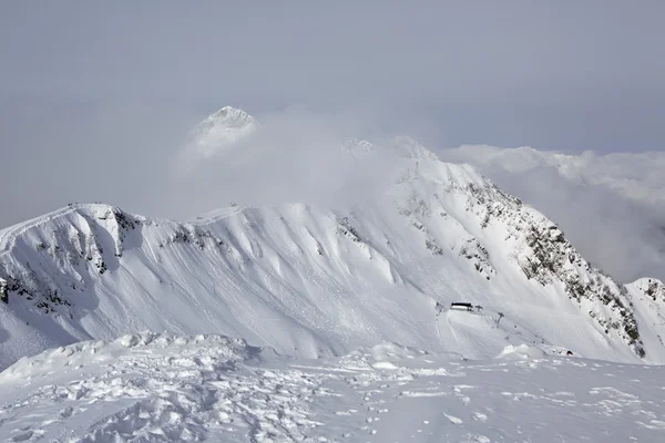 Cime di montagne innevate tra le nuvole . — Foto Stock