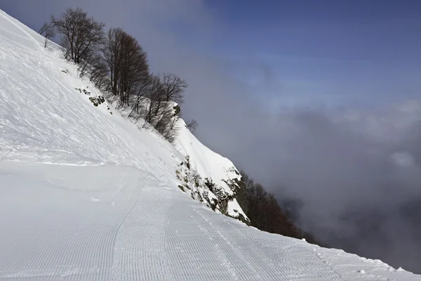 Wunderschöne schneebedeckte Kaukasusberge. — Stockfoto