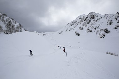 Dağ skitrack Kafkas Dağları yamacında.