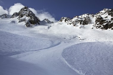Dağ skitrack Kafkas Dağları yamacında.