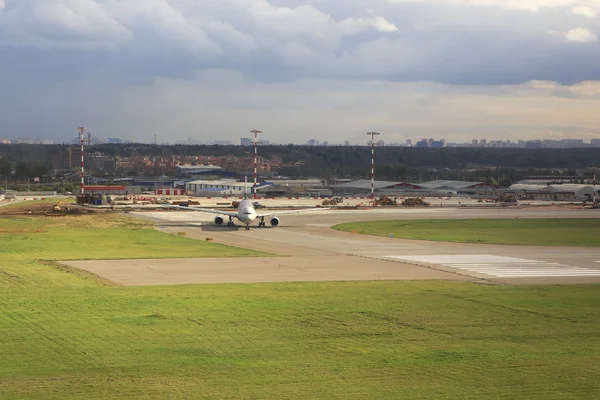 Aircraft at the airport Sheremetyevo. — Stock Photo, Image