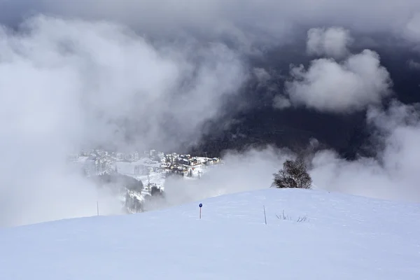 雲のローザ クトール高原のホテル. — ストック写真