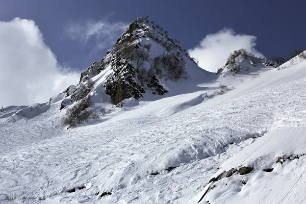 Wunderschöne schneebedeckte Kaukasusberge. — Stockfoto