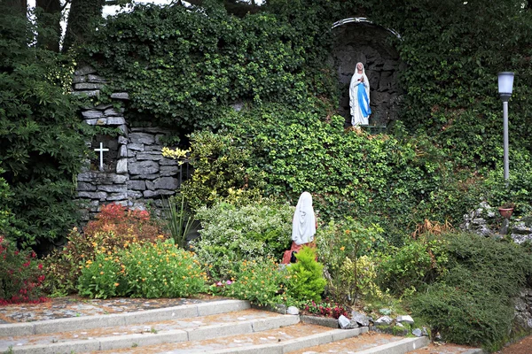 Jardin avec sculptures près de Église Saint Patricks — Photo