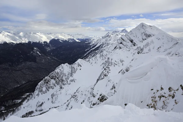 Belle cime innevate delle montagne del Caucaso . — Foto Stock