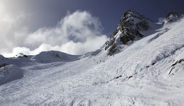 Piste de ski de montagne sur la pente des montagnes du Caucase . — Photo