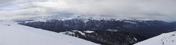 Panoráma a hegyek, a Rosa Khutor Alpine Resort. Mountain view Gagra tartomány. — Stock Fotó