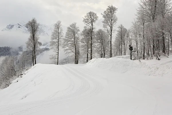 Skitrack di montagna sul pendio delle montagne del Caucaso . — Foto Stock