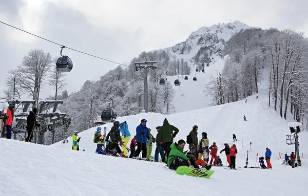 Skiers and snowboarders in Rosa Khutor Alpine Resort — Stock Photo, Image