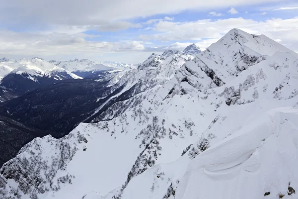 Szczyt Kamienna kolumna w alpejskim kurorcie Rosa Khutor — Zdjęcie stockowe