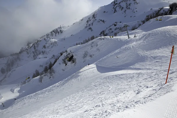 Piste de ski de montagne sur la pente . — Photo